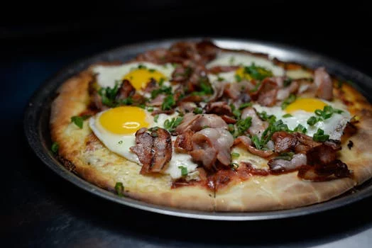 irish breakfast pizza with bacon and eggs